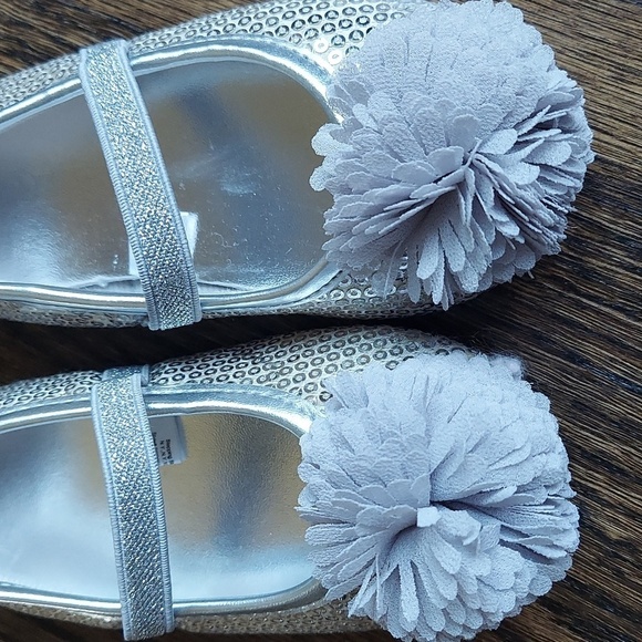 Girl Sequined Mary Janes Dress Shoes - Silver with flower pompom - sz 7 - Picture 2 of 7